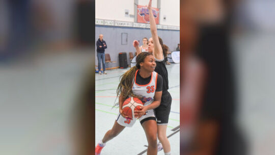 Für Amaka Onoh (weißes Trikot) und ihren VfL Bad Kreuznach lief es im ersten Heimspiel nicht rund. Für Amaka Onoh (weißes Trikot) und ihren VfL Bad Kreuznach lief es im ersten Heimspiel nicht rund.