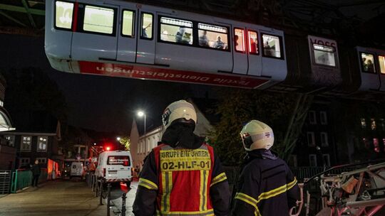 Stromausfall stoppt Schwebebahn - Feuerwehr rettet Fahrgäste Stromausfall stoppt Schwebebahn - Feuerwehr rettet Fahrgäste