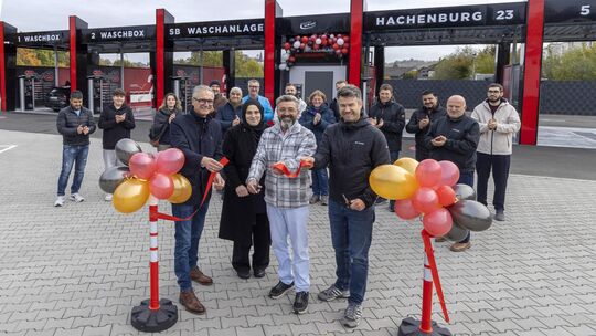Im Beisein einiger Gäste durchschnitten (vorne von rechts) Stefan Leukel, Sahin und Selma Kaya sowie Kai Müller symbolisch ein B Im Beisein einiger Gäste durchschnitten (vorne von rechts) Stefan Leukel, Sahin und Selma Kaya sowie Kai Müller symbolisch ein B