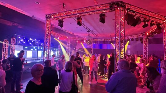 So legendär das „Madison“, so beliebt die Revival-Partys: „20 Jahre Madison“ feierten Organisator und DJ Frank Woiton und Hunder