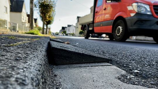 Bordsteinrampen erleichtern die Zufahrt zu einem Grundstück. Aus Sicht der Stadt Hadamar überwiegen allerdings die Nachteile: St