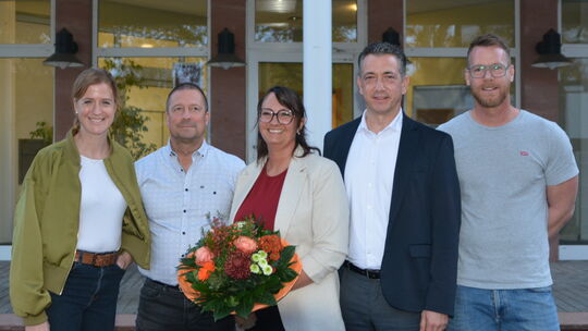 Irina Bott (3. von links) ist nun offiziell Ortsvorsteherin von Bosenheim. Oberbürgermeister Emanuel Letz (2. von rechts) führte Irina Bott (3. von links) ist nun offiziell Ortsvorsteherin von Bosenheim. Oberbürgermeister Emanuel Letz (2. von rechts) führte