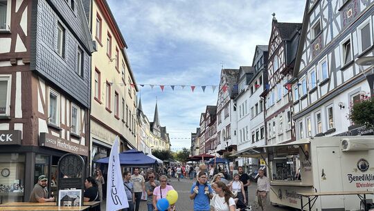 Nicht nur zu Veranstaltungen wie Schuster- oder Oktobermarkt zieht die historische Innenstadt von Montabaur Besucher und Kunden