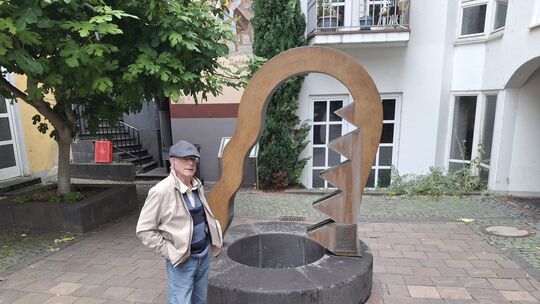 Wolf-Dieter Kresse vor dem Lohrengel-Brunnen, dem es sichtlich an Wasser mangelt.