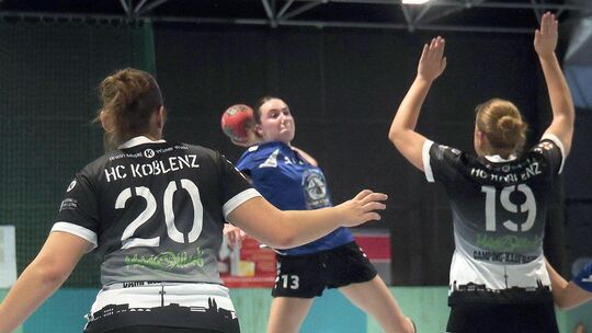 Lea Schwarzer (am Ball; hier am 4. Spieltag gegen den HC Koblenz) war mit 9 Treffern zweitbeste Werferin des TV Engers beim Heim