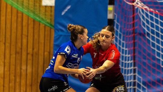 Nichts zu holen gab es für Sarah Zinkgraf (rechts) und ihre HSG Birkeenfeld in Marpingen im Oberliga-Auswärtsspiel.