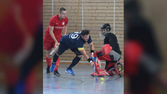 Zwei gegen einen: Mike Göring, der Kapitän und Torjäger des VfL Bad Kreuznach, umkurvt in dieser Szene einen Abwehrspieler und d Zwei gegen einen: Mike Göring, der Kapitän und Torjäger des VfL Bad Kreuznach, umkurvt in dieser Szene einen Abwehrspieler und d