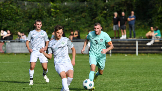 Nach einer Trainingspause ist Manuel Richter (rechts, am Ball der Engerser Timo Telocka) für das auf Donnerstag vorgezogene Ausw Nach einer Trainingspause ist Manuel Richter (rechts, am Ball der Engerser Timo Telocka) für das auf Donnerstag vorgezogene Ausw