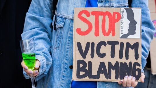 Prozess um Serie von Vergewaltigungen betäubter Frauen - Protest Prozess um Serie von Vergewaltigungen betäubter Frauen - Protest