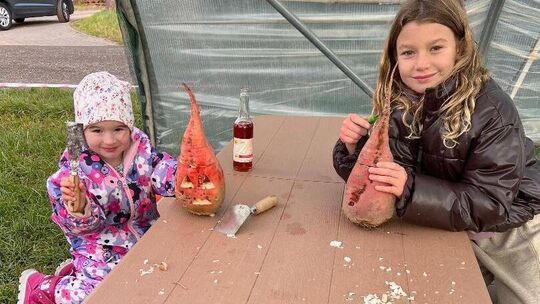 Auf ihre ersten Schnitzarbeiten sind die Kinder stets besonders stolz.