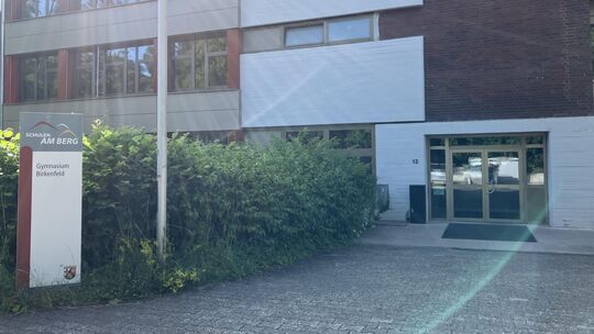 Links auf dem Schild ist derzeit noch Gymnasium Birkenfeld zu lesen. Abhängig von der Entscheidung des Kreistags im Jahr 2027 kö Links auf dem Schild ist derzeit noch Gymnasium Birkenfeld zu lesen. Abhängig von der Entscheidung des Kreistags im Jahr 2027 kö