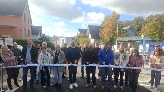 Die Straße wird zwar seit Wochen wieder genutzt, aber natürlich durfte das obligatorische Foto vom Banddurchschnitt in Friedland Die Straße wird zwar seit Wochen wieder genutzt, aber natürlich durfte das obligatorische Foto vom Banddurchschnitt in Friedland