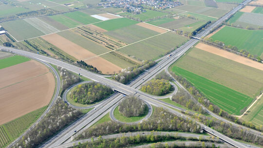 Das Autobahnkreuz Meckenheim aus der Vogelperspektive: In Teilen ist es sanierungsbedürftig. Unten im Bild ist die Abfahrt aus d