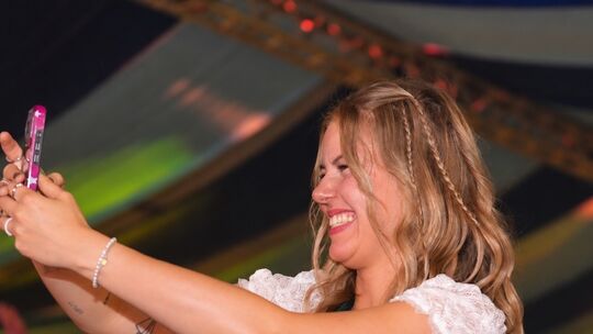 Strahlendes Lächeln und ein frisch gezapftes Kirner Bier: Diese Besucherin präsentierte sich im festlichen Dirndl von ihrer best Strahlendes Lächeln und ein frisch gezapftes Kirner Bier: Diese Besucherin präsentierte sich im festlichen Dirndl von ihrer best