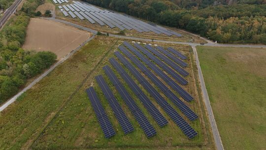Rund fünfeinhalb Hektar groß ist die Fläche, auf der sich seit ein paar Monaten der Solarpark zwischen Görgeshausen und Niederer Rund fünfeinhalb Hektar groß ist die Fläche, auf der sich seit ein paar Monaten der Solarpark zwischen Görgeshausen und Niederer