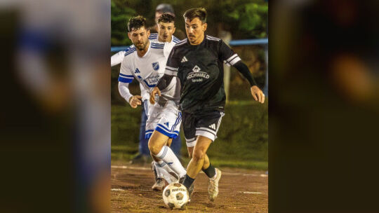 Marius Botiseriu (in schwarz) bleibt der SG Niederhambach/Schwollen als Spielertrainer erhalten. Mit dem früheren Oberliga-Spiel