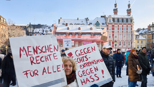 Recherchen des Redaktionsnetzwerks „Correctiv“ zu Remigrationsplänen in der AfD lösten im Januar 2024 deutschlandweit Proteste a Recherchen des Redaktionsnetzwerks „Correctiv“ zu Remigrationsplänen in der AfD lösten im Januar 2024 deutschlandweit Proteste a