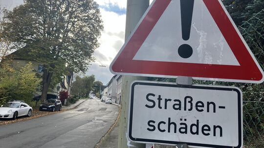 Seit Jahren ist die Nassauer Straße in Wissen in sehr schlechtem Zustand, doch außer diesem Verkehrsschild ist bislang nicht vie