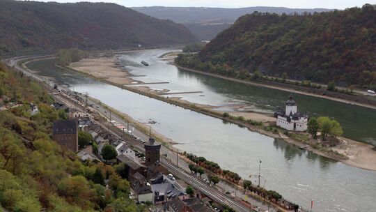 Der Rhein bei Kaub mit Niedrigwasser hat dieser Tage Berühmtheit erlangt.