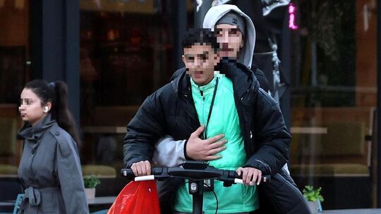 Zu zweit auf einem E-Scooter auf dem Luisenplatz: In der Neuwieder Innenstadt ist das kein seltenes Bild.