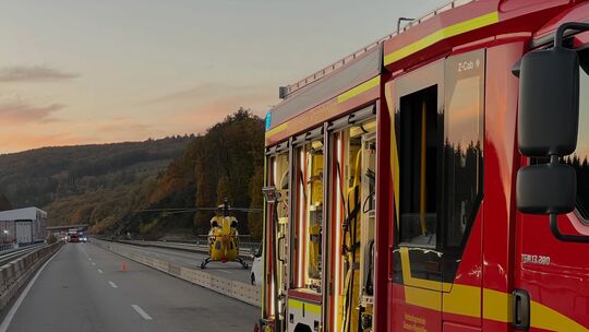 Feuerwehr und Rettungshubschrauber im Einsatz auf der A61 nach schwerem Unfall im Baustellenbereich.