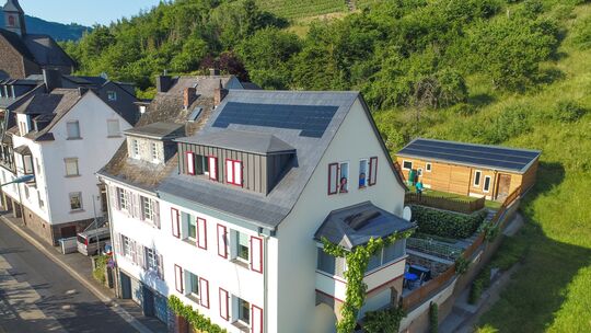 Schieferdächer prägen das Bild vieler Orte in der Eifel und an der Mosel. Doch wie lassen sie sich mit Solartechnik verbinden, o Schieferdächer prägen das Bild vieler Orte in der Eifel und an der Mosel. Doch wie lassen sie sich mit Solartechnik verbinden, o