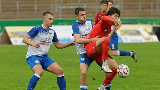 Immer eng am Mann, immer unangenehm zu spielen, dadurch zeichnet sich der TSV Gau-Odernheim (weiß-blaue Trikots) aus und gewann