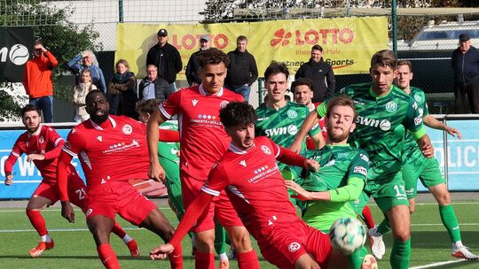 Für den FV Engers (in Grün) geht es nach einer unfreiwilligen Pause am Samstag wieder weiter – und das im Saarland bei Hertha Wi