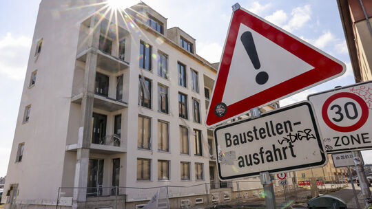 Achtung, Baustelle: Bis tatsächlich die Betonmischer laufen, vergehen oft Monate. Die Wirtschaft in Rheinland-Pfalz klagt über V