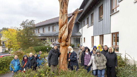 Die Holzskulptur "Gehalten ..." der international bekannten Künstlerin Simone C. Levy (Mitte) wurde auf dem Gelände der Wohn- un