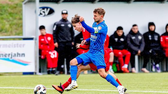 Tim Kasper (in Blau) trägt derzeit die Kapitänsbinde beim FC Emmelshausen-Karbach II. Er ist der Vertreter von Ozan Inal, der na