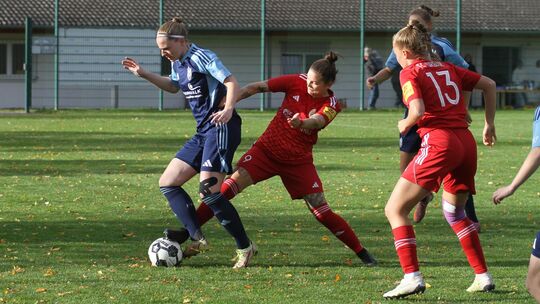 Der FC Urbar hatte beim Gastspiel in Eschelbach nichts zu verlieren und machte dem Team des 1. FFC Montabaur (links Estelle Marz