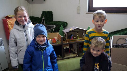 Lene (8, von links), Pepe (5), Jari (4, vorne) und Eliah (7) sind sich einig: Das Bauen und Basteln an den Krippen macht Spaß.