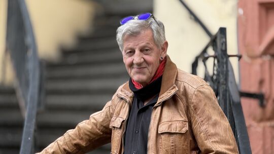 Peter-Erwin Jansen ist in der Zeller Jakobstraße aufgewachsen, in der Nähe der Synagoge, in deren Treppenaufgang er hier steht.