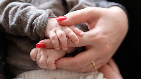 Frauen übernehmen nach wie vor einen großen Teil der unbezahlten Sorgearbeit – für Kinder, pflegebedürftige Angehörige und den H Frauen übernehmen nach wie vor einen großen Teil der unbezahlten Sorgearbeit – für Kinder, pflegebedürftige Angehörige und den H