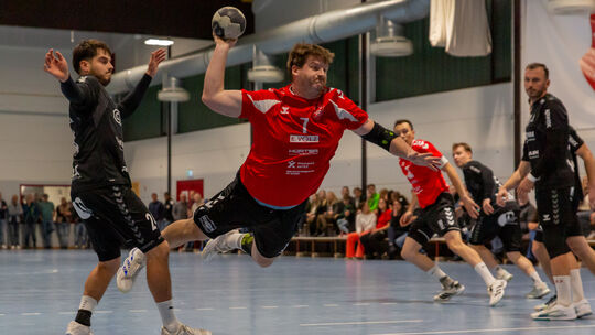 Für Jan-Niklas Berresheim (am Ball) und den TV Welling gab’s gegen die HSG Hunsrück eine 17:31-Packung, am Samstag hofft der TVW