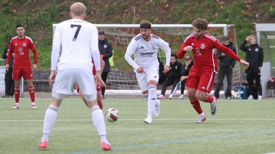 Zuletzt setzten Jan Warmsbach (am Ball, hier im Laufduell mit Jonathan Quirmbach) und der TuS Asbach ihren Erfolgskurs in Horres