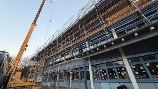 Beeindruckend, wie das Gebäude der Friedrich-Wilhelm-Raiffeisengrundschule in Hamm angewachsen ist. Beim Ausbau wurde smart vorg