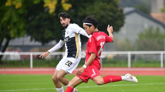 Gegen Elversberg II um Reber Kazik waren
Shota Nagano (in Rot) und der Ahrweiler BC im letzten Heimspiel unterlegen, die Bundes Gegen Elversberg II um Reber Kazik waren
Shota Nagano (in Rot) und der Ahrweiler BC im letzten Heimspiel unterlegen, die Bundes
