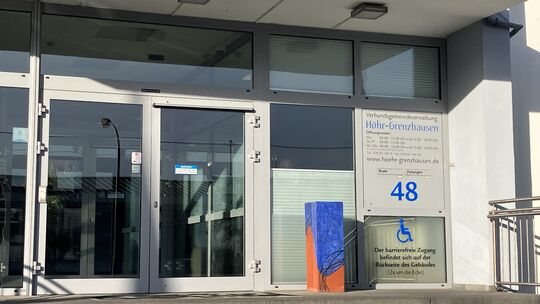 Eingang zum Rathaus von Stadt und VG Höhr-Grenzhausen. Hier werden die Beschlüsse für die Kommune gefasst.