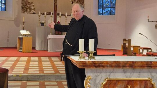 Der derzeitige Altar und auch der Ambo fügen sich harmonisch ins Gesamtbild der Kirche Kreuzerhöhung in Wissen ein. Eine größere