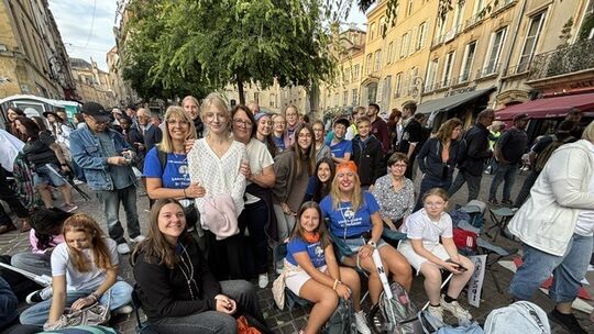 Eine Jugendgruppe des ökumenischen Treffens der Partnerstädte Kirn und Marange-Silvange nahm am Papstbesuch in Metz teil. Darunt