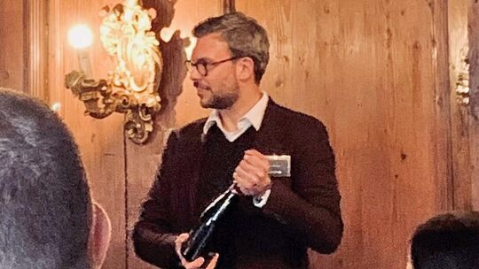 Andreas Schnug bei einer Sektführung im Wappenzimmer der Sektkellerei Kessler in Esslingen. Andreas Schnug bei einer Sektführung im Wappenzimmer der Sektkellerei Kessler in Esslingen.