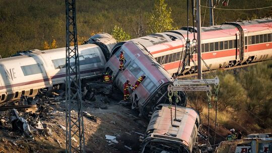 Nach dem Zusammenstoß zweier Züge in Spanien Nach dem Zusammenstoß zweier Züge in Spanien