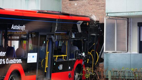Schulbus mit 20 Kindern fährt in Hauswand Schulbus mit 20 Kindern fährt in Hauswand