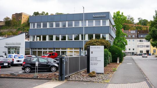 Am alten Standort in der Koblenzer Beatusstraße ist der Markenname Mercedes-Benz seit mehr als 50 Jahren etabliert.