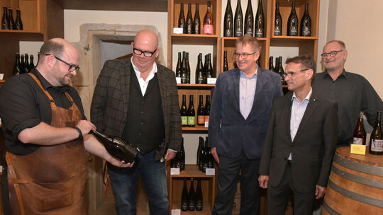 Andreas Held (links), Sommelier im „Meisenheimer Hof“, präsentierte seinen Besuchern eine Magnum-Sektflasche des Weingutes Disib