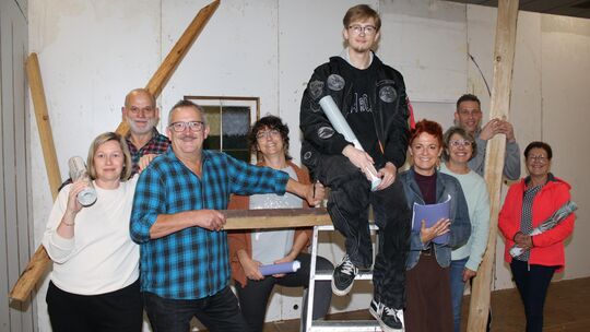 Das Ensemble des Müdener Theatervereins Harimm ist derzeit mit dem Bühnenaufbau und dem Proben für das neue Stück "Die Dinosauri