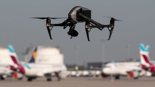Eine Drohne an einem Flughafen: Da schrillen die Alarmglocken. Der Handlungsbedarf ist hoch. Profiteur ist der Eifeler Spezialis