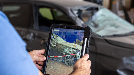 In Verkehrsunfallaufnahme-Teams (VU-Teams) der Polizei Rheinland-Pfalz wird mit moderner Technik gearbeitet, hier zeigt etwa ein